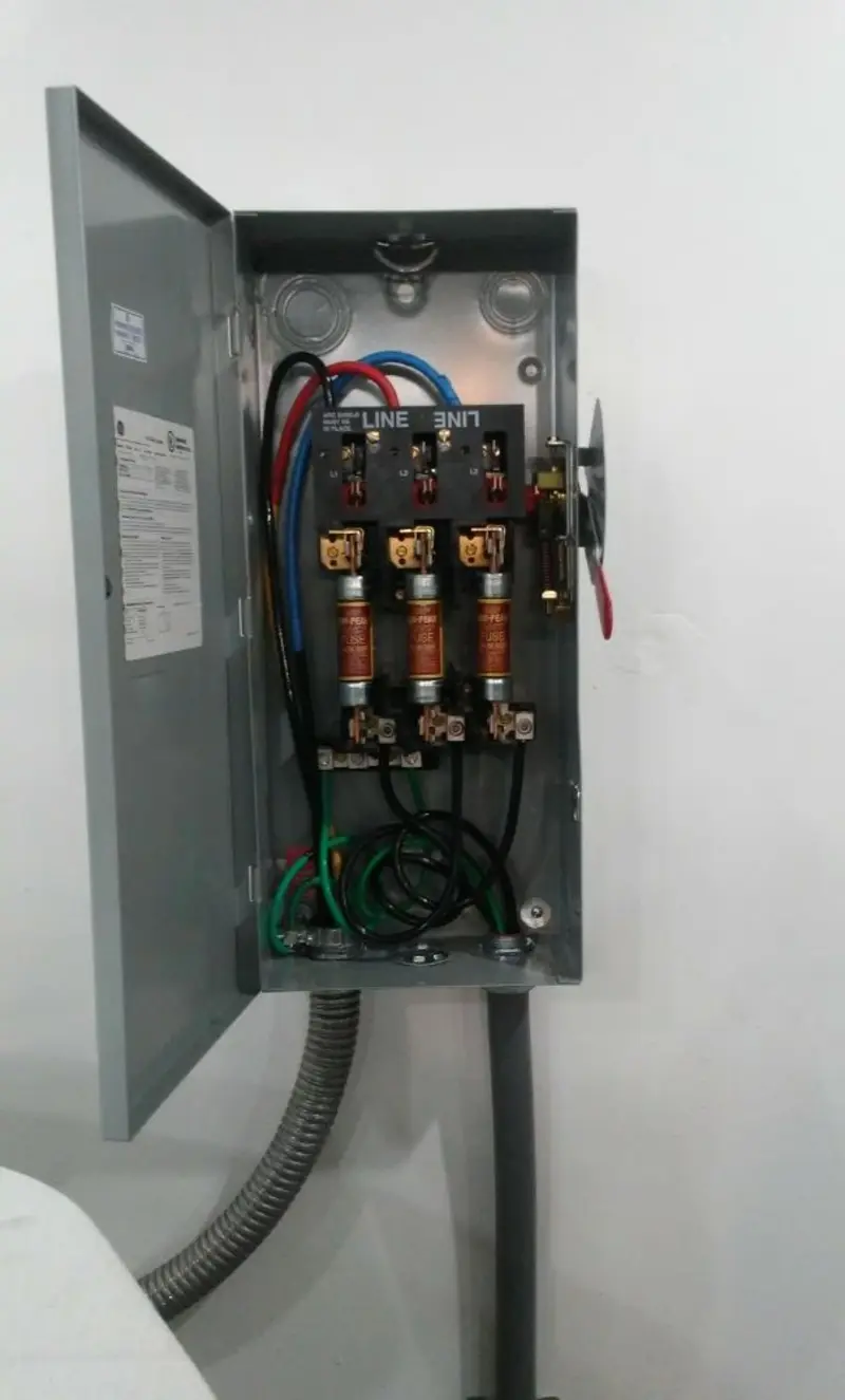 Three-phase disconnect switch installed for Smoke Detector Installation in Almena